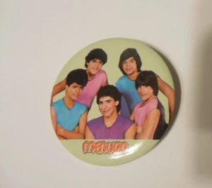 VINTAGE PINBACK BUTTON MENUDO boy band Lic. 1984 Old stock 2" diam - Imagen 1 de 5