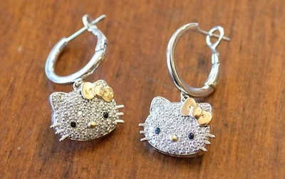 Pendientes de Hello Kitty Kimora Lee Simmons de oro de 18k y diamantes Sanrio Foto 1 de 4