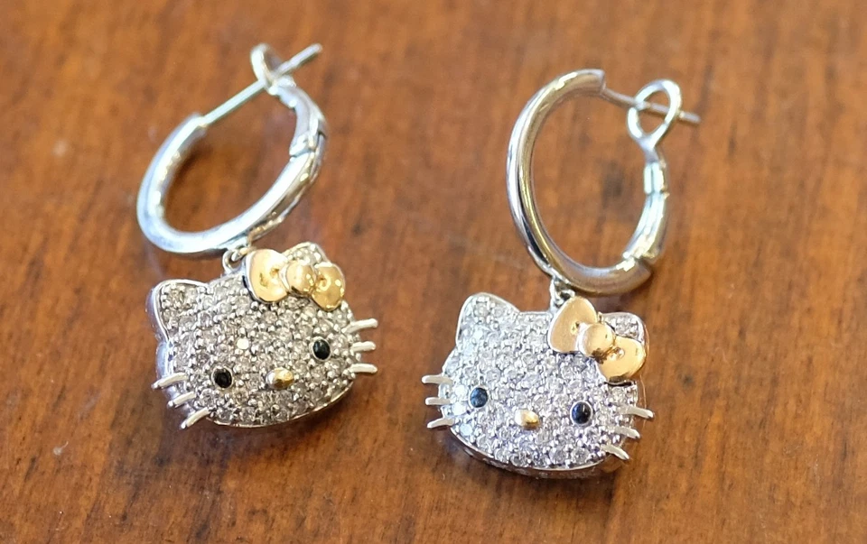 Pendientes de Hello Kitty Kimora Lee Simmons de oro de 18k y diamantes Sanrio Foto 1 de 1