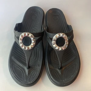 Chanclas Crocs Sanrah Circle sandalia de cuña para mujer talla 7 negras/plateadas - Imagen 1 de 12