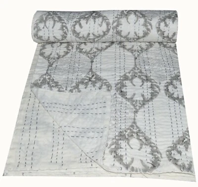 Colcha reversible Kantha india hecha a mano con estampado de bloques de algodón doble Foto 1 de 4