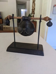 Campana in bronzo asiatico anni '90 con supporto in legno metallo - Foto 1 di 9