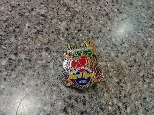 LAS VEGAS HOTEL Hard Rock Cafe SLOT PLAYER SERIES FLAMES RED CHERRIES 2005 PINS - Bild 1 von 3