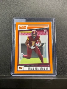 Panini Score 2022 Brian Robinson Jr. #338 Orange Parallel Rookie Commanders RC - Imagen 1 de 2