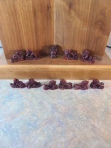 "Juego de 11 estatuillas de dragón de resina roja oscura china vintage pequeñas de 2""x 2""" - Imagen 1 de 23