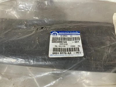 JEEP GRAND CHEROKEE FRONT FASCIA APPLIQUE MOPAR 68310779AA - Image 1 of 3