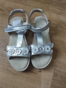 Older Girls Lovely Clarks Summer Sandals Size 3.5F - Picture 1 of 6