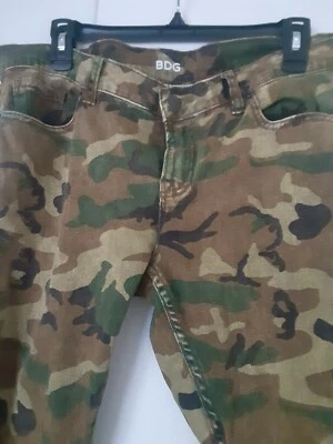 BDG Mujer tiro medio ángulo cigarrillo camuflaje estampado tobillo cremallera - 32w 30L Foto 1 de 4
