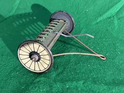 Rastrillo de heno de granja vintage de hojalata Marx de los años 40 para tractor de juguete Foto 1 de 4