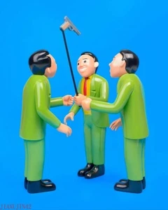 1 Stück Joan Cornella Spoof Puppe Display SELFIE GUN Tischdeko Sammlung - Bild 1 von 4