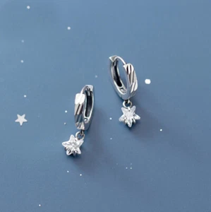 Preciosos Pendientes de Arro Huggie Colgantes Pequeños Estrellas Circoniales de Plata Esterlina 925 A1976 - Imagen 1 de 5