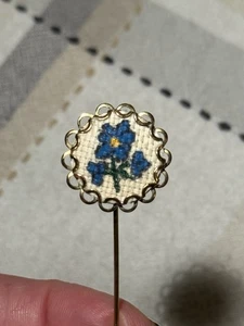 Vintage Petit Point Stickerei Anstecknadel Hutnadel Vergissmeinnicht Blume Gold filigran 2,5 Zoll - Bild 1 von 5