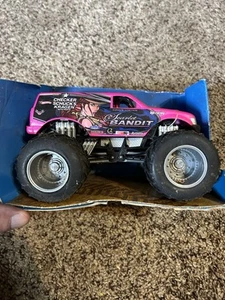 HOT WHEELS Scarlet Bandit Monster Truck pressofuso nuovo con scatola unità di stoccaggio - Foto 1 di 5