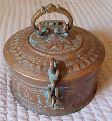  Caja de tuercas de betel de cobre vintage, bellamente detallada 10 x 10 X 5  Foto 1 de 4