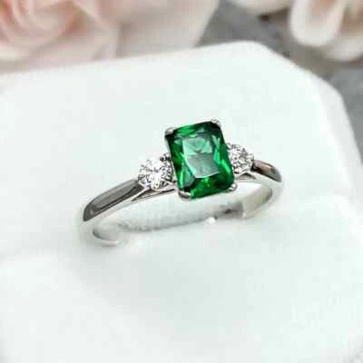 Alianza de boda para mujer esmeralda simulada de 2,10 quilates enchapada en oro blanco de 14 quilates Foto 1 de 4