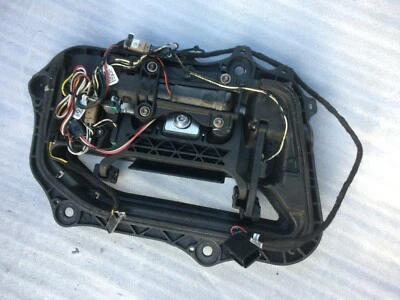 Conjunto de maçaneta dianteira esquerda Tesla Model S 2012-2016 - 1007373-00-L - Imagem 1 de 3