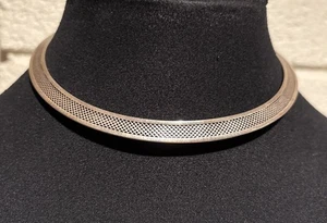 Collar Gargantilla Mejor Firmado Diseño Repujado Tono Plata con Apertura Trasera 14 pulgadas - Imagen 1 de 4
