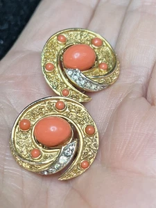Pendientes Clip Cabinas Raros De Colección Corona Trifari Tono Dorado Estrás y Coral Color - Imagen 1 de 5