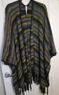 Poncho Kensie Rayas Negro Verde Amarillo Flecos Dobladillo Manta Chal Botón Detalles Foto 1 de 4