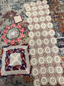 Lote de ropa de cama de ganchillo/tatuada - corredor de mesa, cardos y soporte para ollas de colección Usado en excelente condición - Imagen 1 de 10