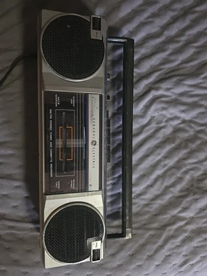 General Electric GE 3-5623A, gris Boombox AM/FM estéreo radio/reproductor de casete Foto 1 de 4