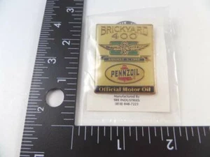 Prendedor de recuerdo vintage 5 de agosto 1995 Brickyard 400 trasero / ¡Dale Earnhardt ganó carrera! - Imagen 1 de 2