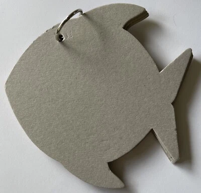 ÁLBUM DE AGLOMERADO DE PESCADO (5,5 x 6”)5 páginas•Crayola•Anillo de metal •Memoria•Natación•Vacaciones• Foto 1 de 4