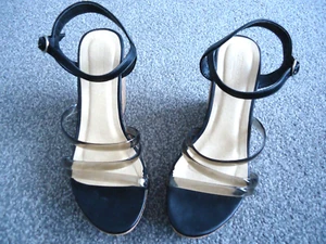 TRUFFLE COLLECTION BLACK ANKLE STRAP WEDGE SANDALS SIZE 5 NEW - Picture 1 of 5