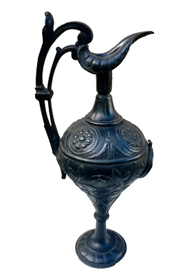 aiguière ancienne , d'ornement en bronze - Photo 1/4