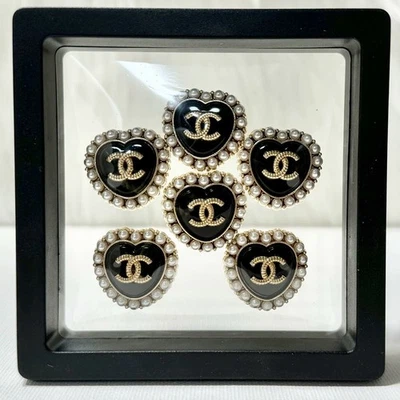 Chanel Buttons Heart Shape Pearl Gold/Black Stamped 22mm - Set of 6 - Image 1 of 3