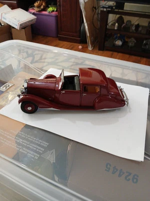 Danbury Mint 1/24 1938 Rolls Royce Phantom III - Burgundy  - Image 1 of 4