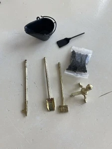 Vintage Messing Miniatur Kamin Artikel und Kunststoff Eimer, Schaufel und Kohle - Bild 1 von 3