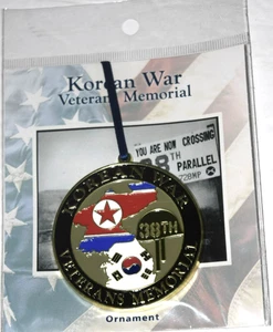 MEMORIALE VETERANI GUERRA DI COREANA, ornamento (diametro 2,50") nuovo sulla scheda originale - Foto 1 di 3