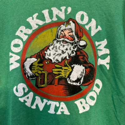 ¡NUEVO CON ETIQUETAS! Camiseta Workin' on My Santa Bod, Adulto Mediana Vacaciones de Navidad Foto 1 de 4