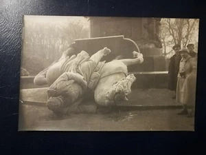 CPA 57 METZ - Tombé de la Statue - Délivrance du 18 Novembre 1918 - PHOTO CARTE - Imagen 1 de 2