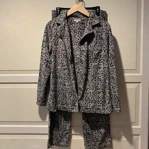 Anne Klein Gray Leopard Fleece Pajama Set Size Medium - Picture 1 of 12