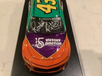 Richard Petty & Wallace autografiado 2018 Victory Junction cromo fundido a presión y tarjetas Foto 1 de 4