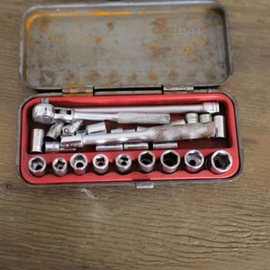 Handwerker Steckschlüsselsatz Vintage Metallkoffer Ratsche Verlängerung Steckschlüssel Mechaniker - Bild 1 von 6