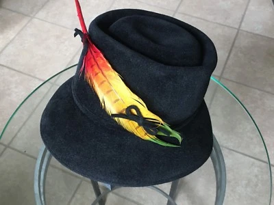 De Colección Riviera Mujer Sombrero Negro Terciopelo Genuino Pluma Rojo Amarillo Verde Arco 23 Fiesta Foto 1 de 4