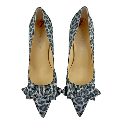 Tacones Ivanka Trump Metálicos Negros Plateados Estampado Animal con Lazo - Talla 7M Foto 1 de 4