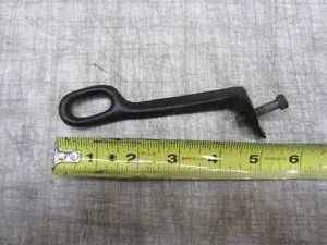 VTG ANTIQUE 1920s SINGER TREADLE SEWING MACHINE CAST IRON BELT GUIDE GUARD - Picture 1 of 6