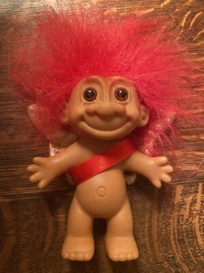 Muñeca Troll de San Valentín de Colección Alas Doradas Hinchadas Cinta Roja Pelo Rosa Neón 4.5 - Imagen 1 de 3