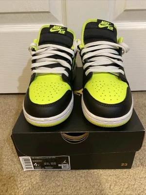 Nike Air Jordan 1 Low SE (GS) Black Cat Panther Sneakers Size 4Y DX6668-701 Box - Image 1 of 4