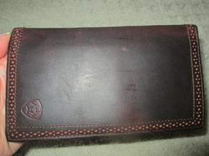 Cartera de chequera Ariat para hombre con bolsillos/aberturas/doble pliegue (marrón rojizo) - Imagen 1 de 3