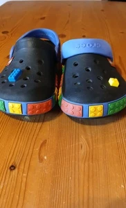 Crocs Lego 33/34 mit 2 Lego Charms - Bild 1 von 4