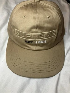 Cappellino da baseball Supreme in rilievo beige con cinturino posteriore 6 pannelli - Foto 1 di 5