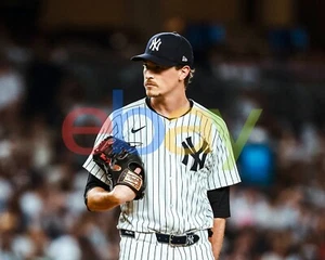 Foto de béisbol de Max Fried on Field Thinking New York Yankees 8x10 MLB - Imagen 1 de 1