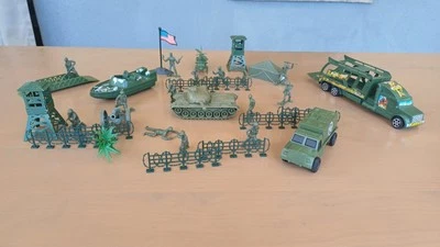 Lotto Soldatini Militari Plastica Circa 35 Pezzi Colore Verde - Immagine 1 di 2