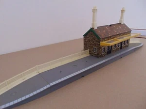 Hornby R502 Brown Stone Buchungshalle & angebotene Artikel ~ Spurweite OO REF6008NM - Bild 1 von 17