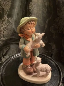 Hummel selten neuwertig "Hirtenjunge" #64 Junge mit 2 Lämmern 6 cm - Bild 1 von 8